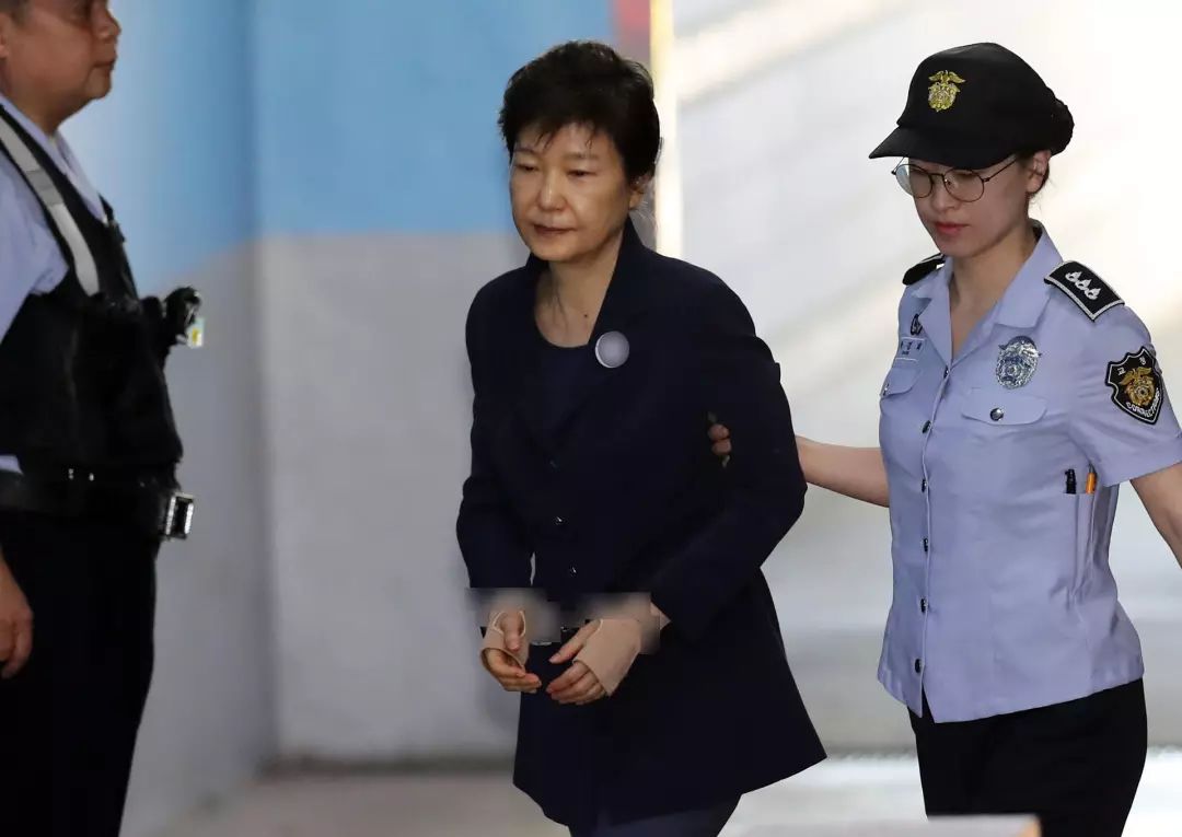 判了！朴槿惠一审获刑24年罚金180亿韩元！“落马”一年间，她到底经历了什么？