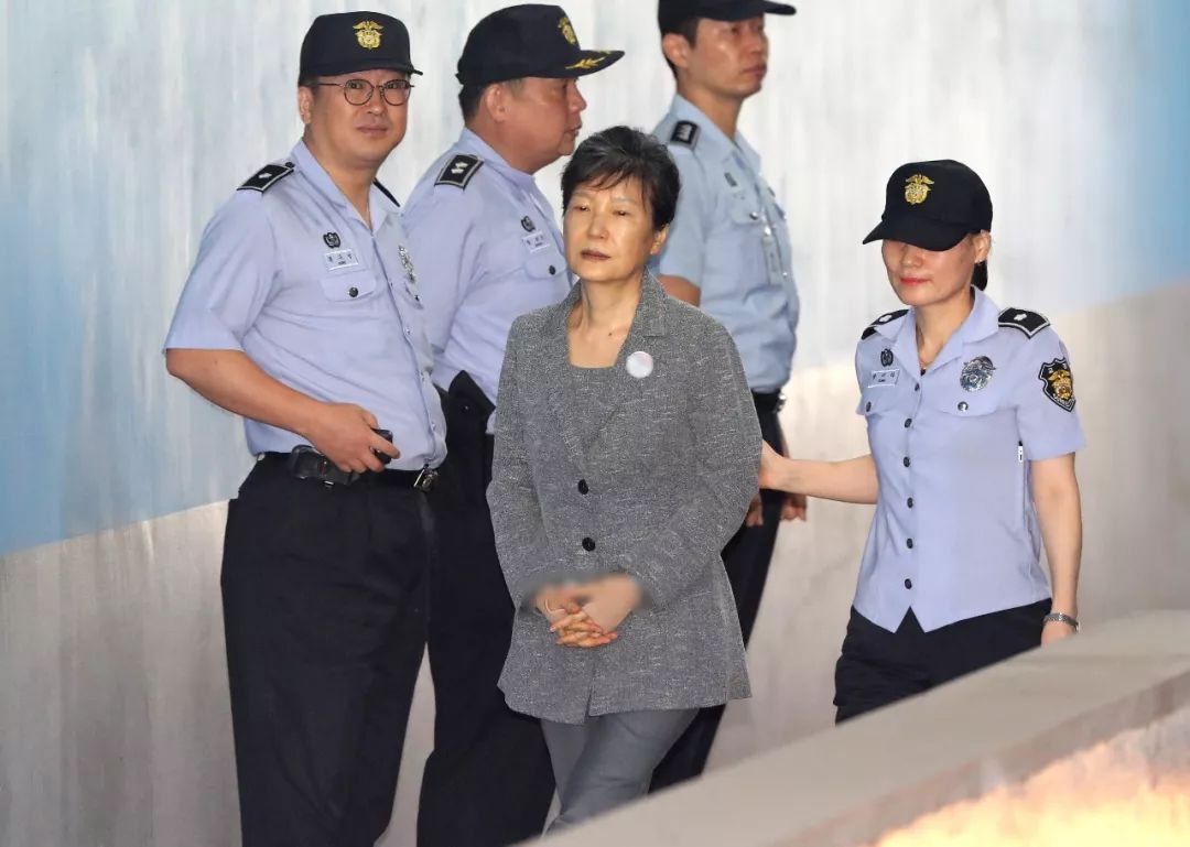 判了！朴槿惠一审获刑24年罚金180亿韩元！“落马”一年间，她到底经历了什么？