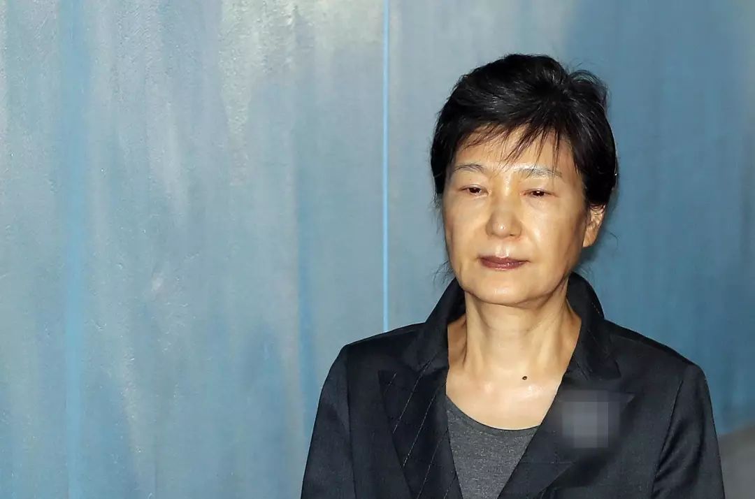 判了！朴槿惠一审获刑24年罚金180亿韩元！“落马”一年间，她到底经历了什么？