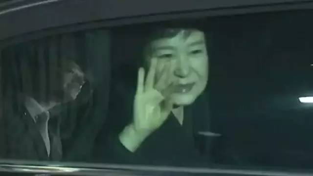 判了！朴槿惠一审获刑24年罚金180亿韩元！“落马”一年间，她到底经历了什么？
