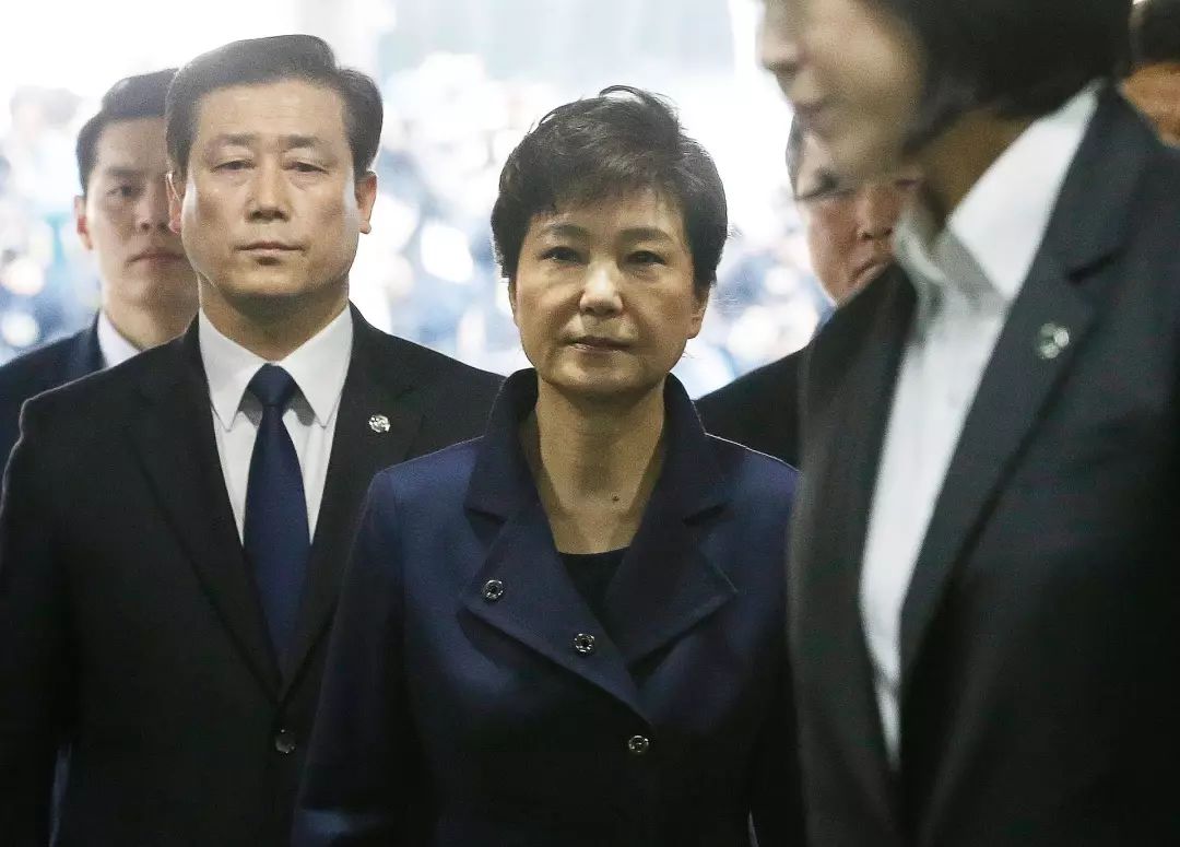 判了！朴槿惠一审获刑24年罚金180亿韩元！“落马”一年间，她到底经历了什么？