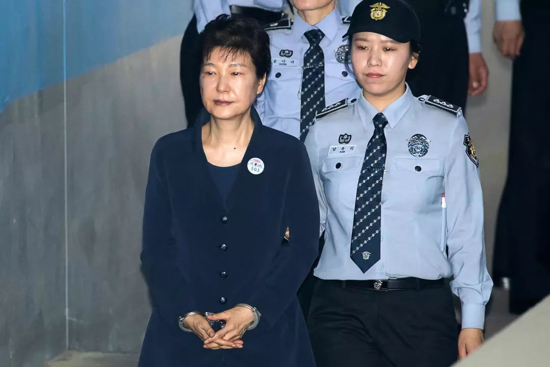 判了！朴槿惠一审获刑24年罚金180亿韩元！“落马”一年间，她到底经历了什么？
