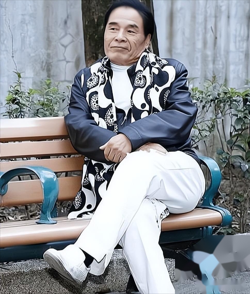 71 岁老人的“后宫”生活：6 个老婆，每人每月 7 万零花钱