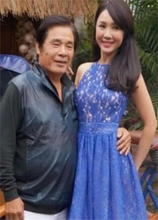 “六个老婆”同住一间房，每人每月7万零花钱，71岁娶第七房娇妻