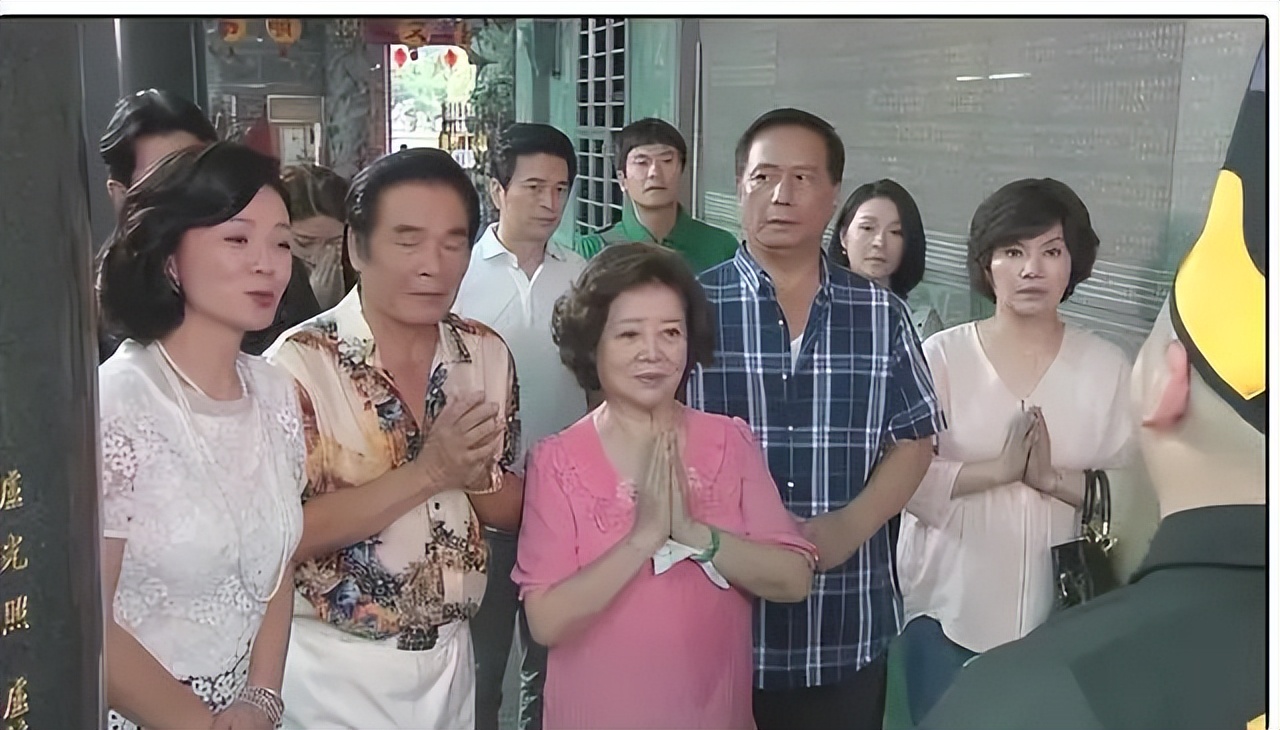 “六个老婆”同住一间房，每人每月7万零花钱，71岁娶第七房娇妻