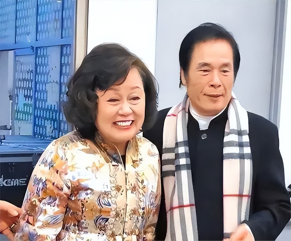 “六个老婆”同住一间房，每人每月7万零花钱，71岁娶第七房娇妻