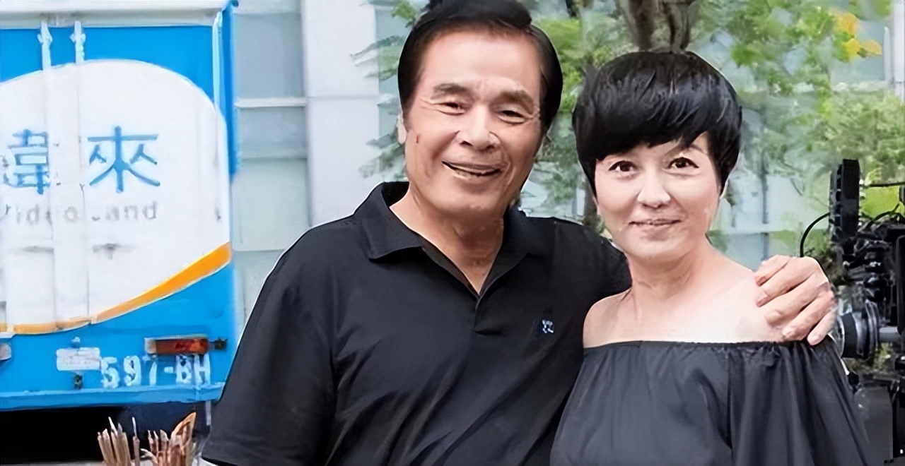 “6个老婆”同住一屋，每人每月7万零花钱，71岁又娶第七房小娇妻