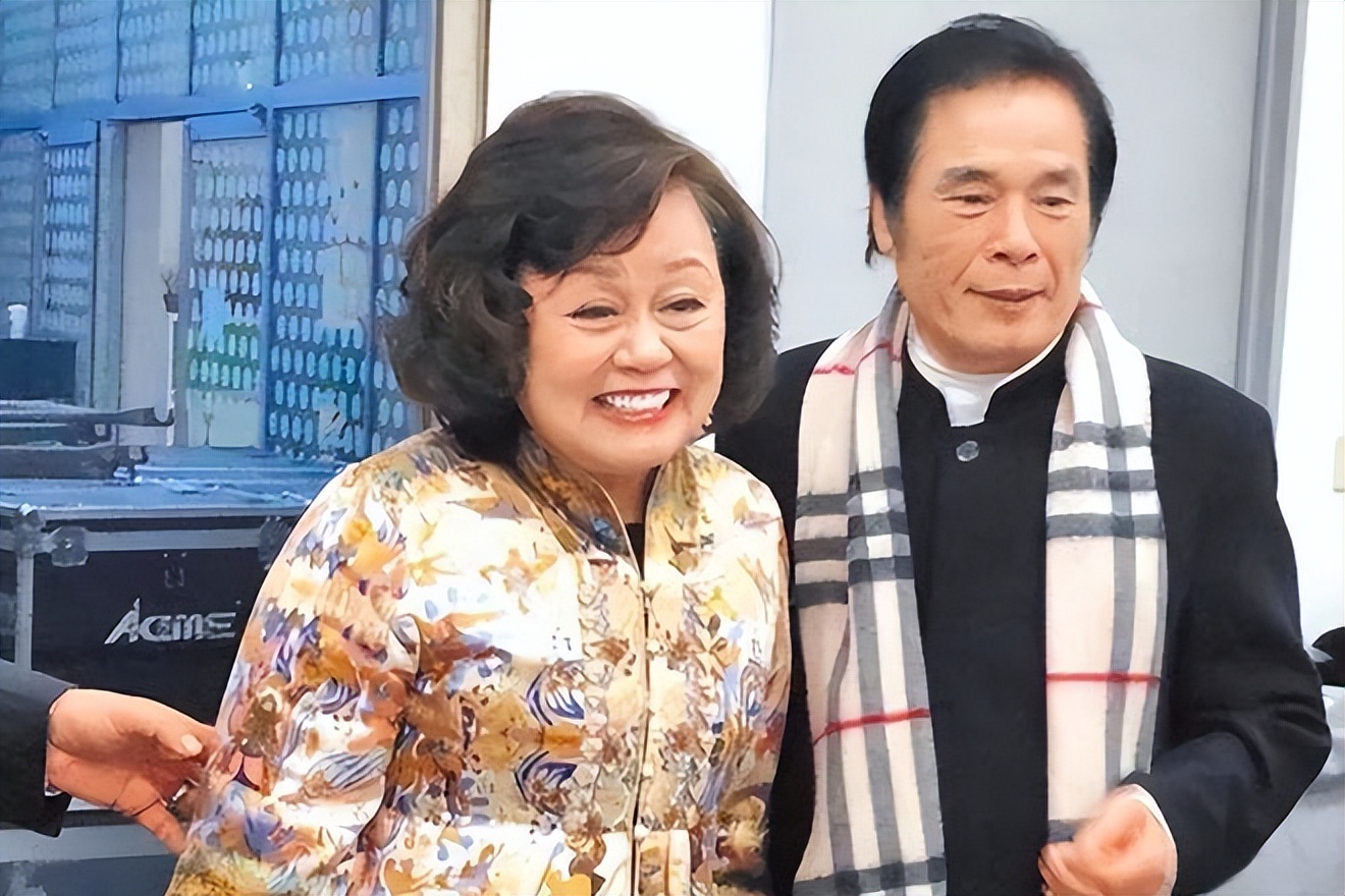 “6个老婆”同住一屋，每人每月7万零花钱，71岁又娶第七房小娇妻
