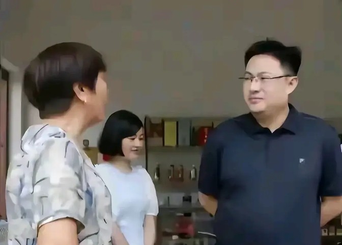 71岁娶20岁娇妻！他比毛奇更猛？1妻5妾同居，每月撒42万