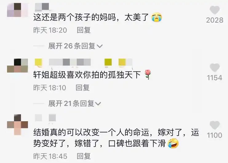 安以轩晒近况，穿抹胸长裙大秀香肩美背，皮肤白皙滑嫩笑容太美