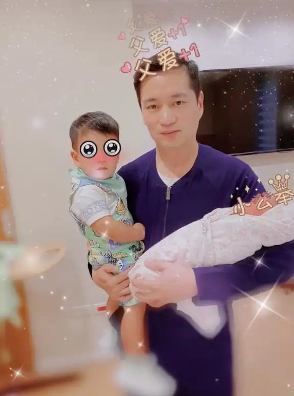 40岁安以轩二胎产女！小女儿照片罕见曝光，妈妈坦言颜值比她高
