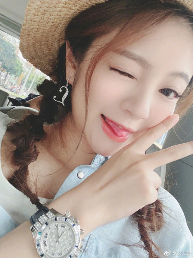 40岁安以轩二胎产女！小女儿照片罕见曝光，妈妈坦言颜值比她高