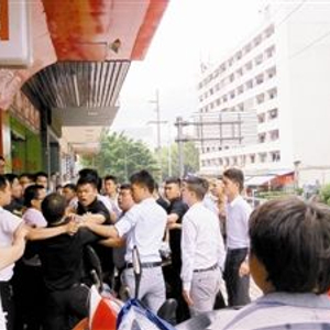 Q房网员工上门暴打家家顺员工