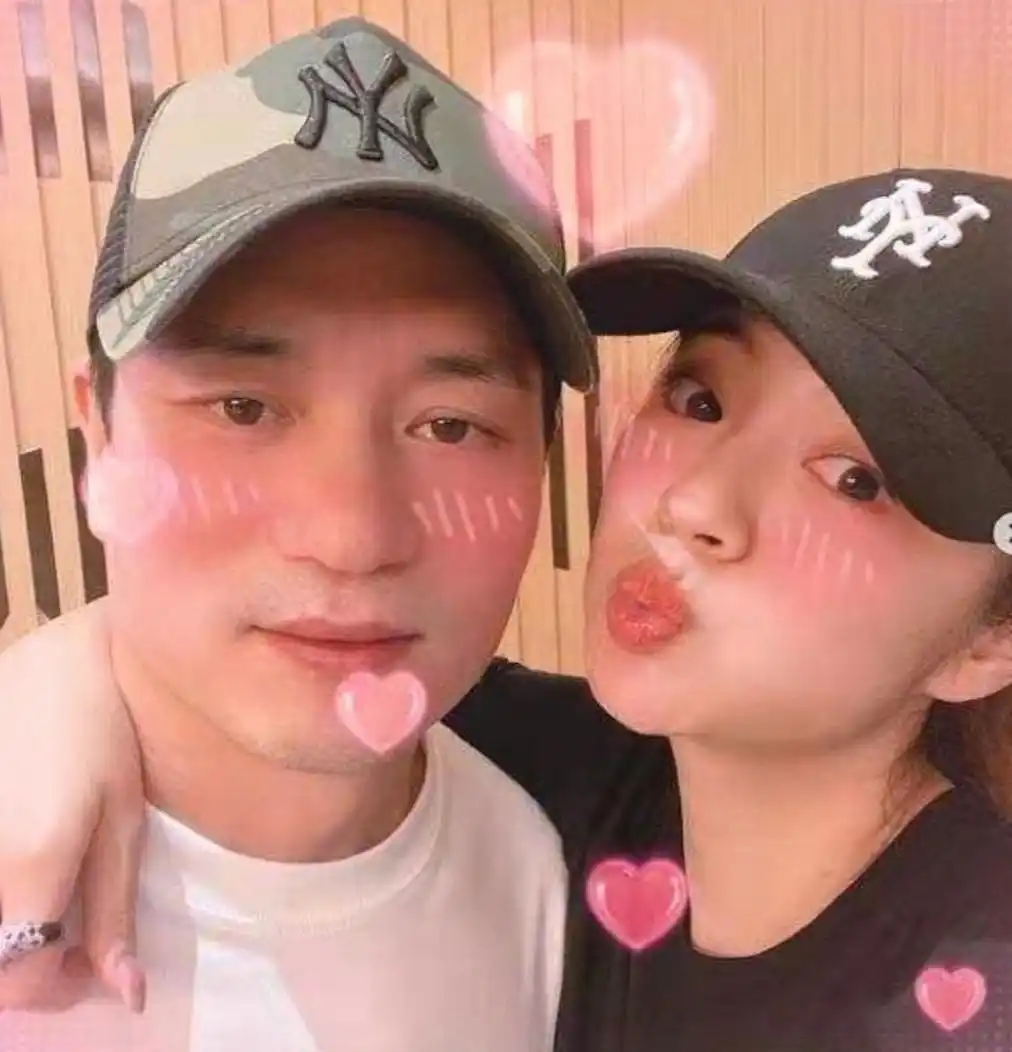 40岁安以轩晒近照，向富豪老公深情索吻，二胎女儿大眼萌态罕出镜