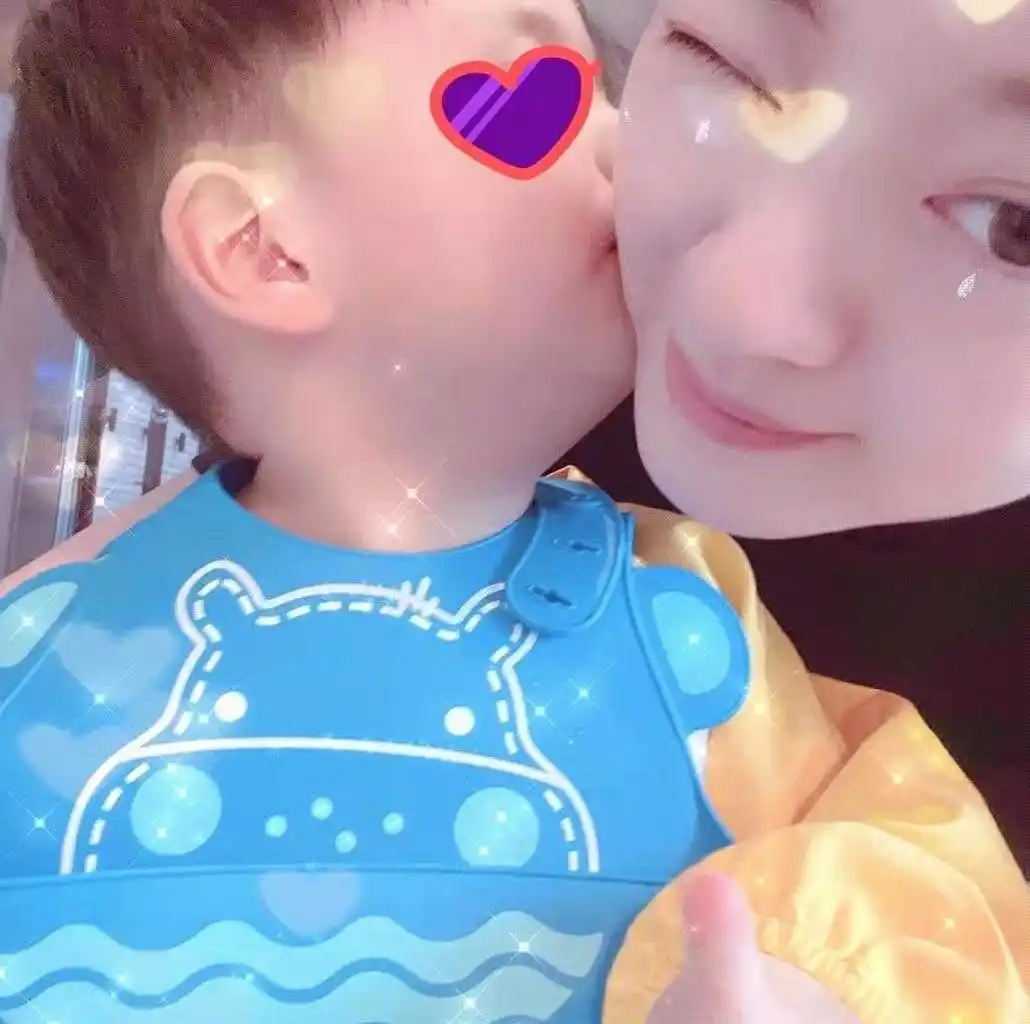 40岁安以轩晒近照，向富豪老公深情索吻，二胎女儿大眼萌态罕出镜