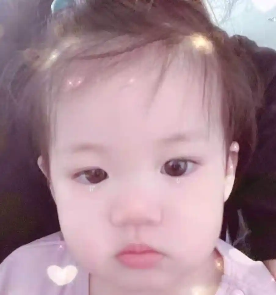 40岁安以轩晒近照，向富豪老公深情索吻，二胎女儿大眼萌态罕出镜
