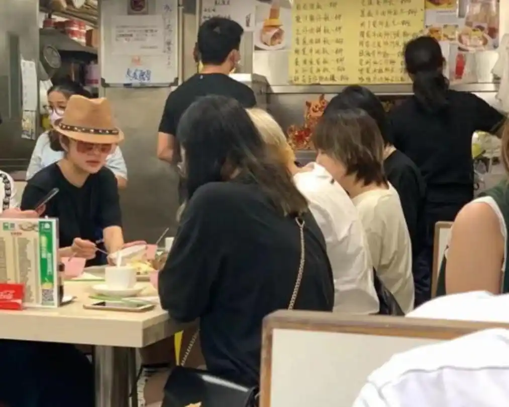 40岁安以轩晒近照，向富豪老公深情索吻，二胎女儿大眼萌态罕出镜