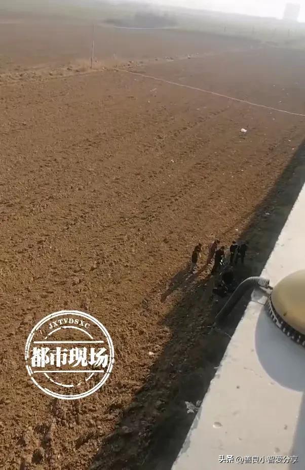 陕西渭南渭蒲大桥突发车祸，电动车驾驶员被撞落桥下