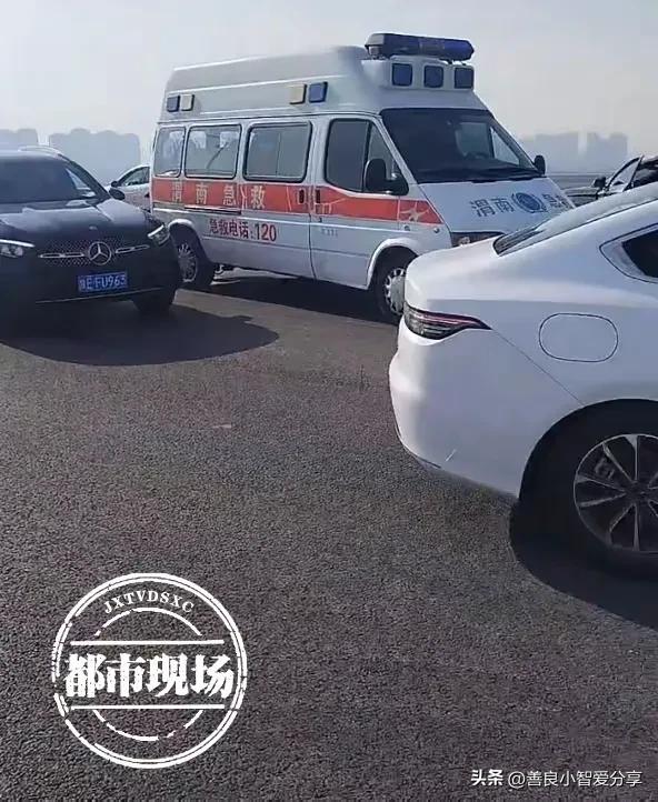 陕西渭南渭蒲大桥突发车祸，电动车驾驶员被撞落桥下