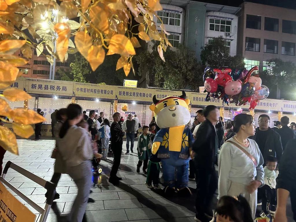 热闹赶墟去，怀化新晃举办“赶集式”夜场招聘会