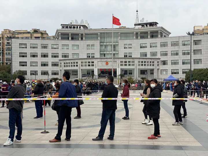 正午时分，杭州余杭仁和街道第二轮“三区”核酸采样启动，很多“大白”彻夜抗疫