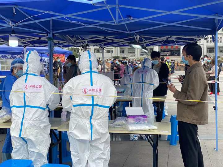 正午时分，杭州余杭仁和街道第二轮“三区”核酸采样启动，很多“大白”彻夜抗疫