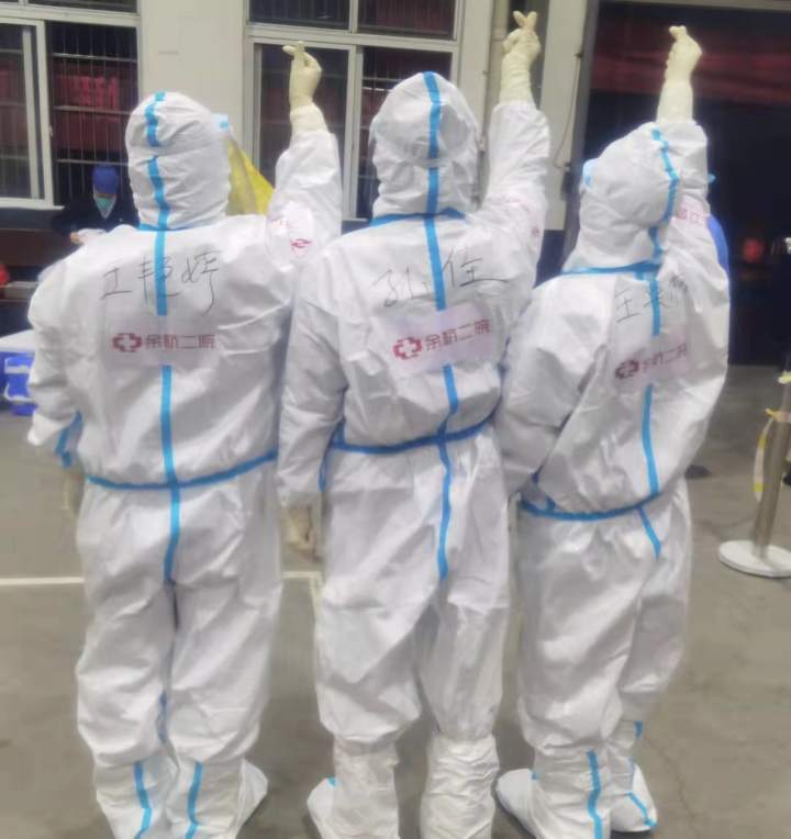 正午时分，杭州余杭仁和街道第二轮“三区”核酸采样启动，很多“大白”彻夜抗疫
