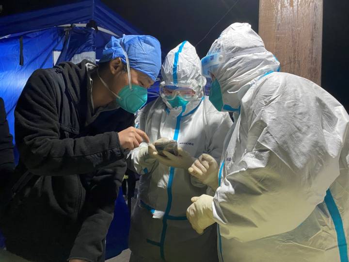 正午时分，杭州余杭仁和街道第二轮“三区”核酸采样启动，很多“大白”彻夜抗疫