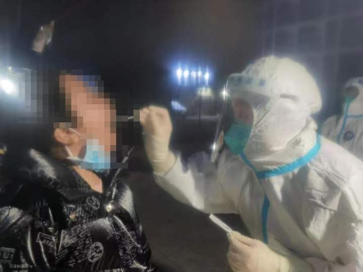 正午时分，杭州余杭仁和街道第二轮“三区”核酸采样启动，很多“大白”彻夜抗疫