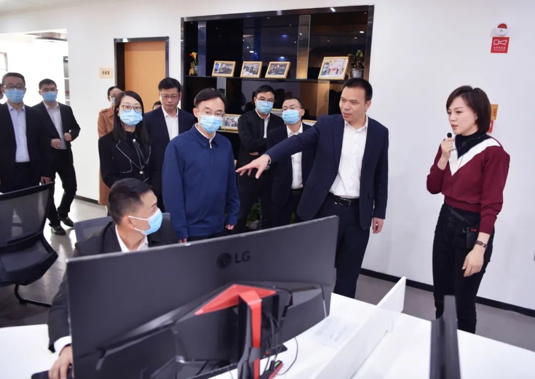 龙港市委书记郑建忠看望慰问优秀新闻工作者