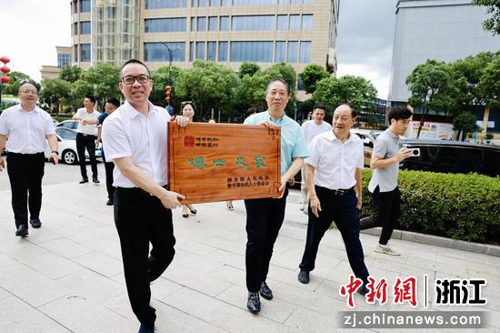 浙江“第一镇”柳市：乡情系学子 乡兴见共富