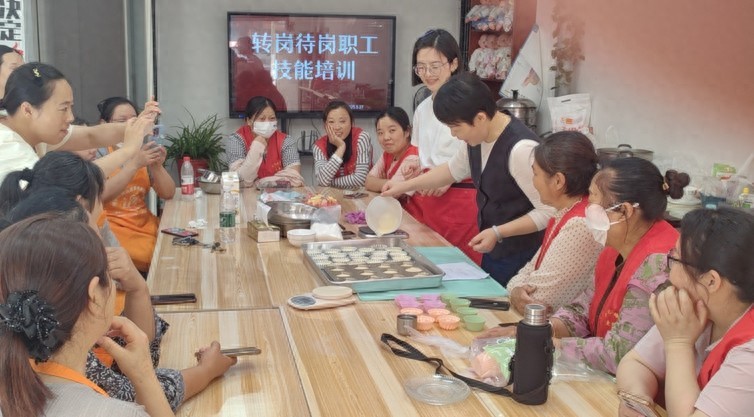 江苏响水：“清凉+温暖”双份关怀 工会温情洒满全城