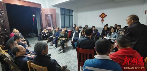 新化县槎溪镇半山街村屋场会凝心聚力 美丽乡村建设成果喜人