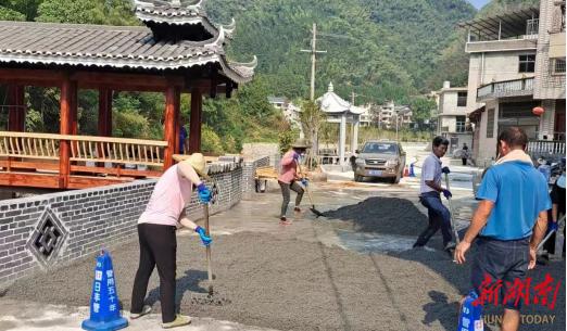 新化县槎溪镇半山街村屋场会凝心聚力 美丽乡村建设成果喜人