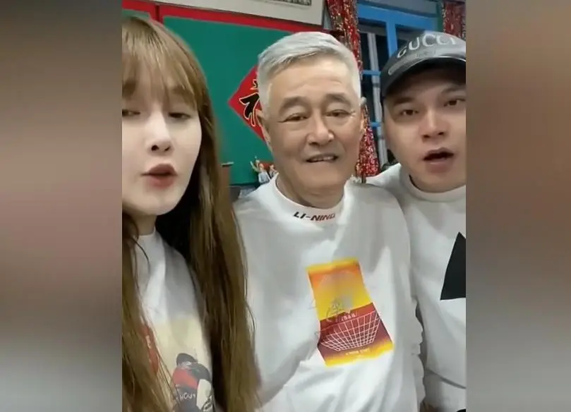 68岁赵本山现状曝光：脸浮肿眼神涣散，徒弟争合照，终究难逃衰老