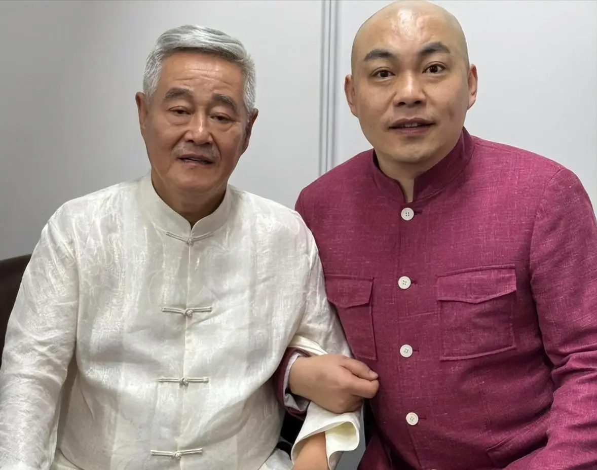 68岁赵本山现状曝光：脸浮肿眼神涣散，徒弟争合照，终究难逃衰老