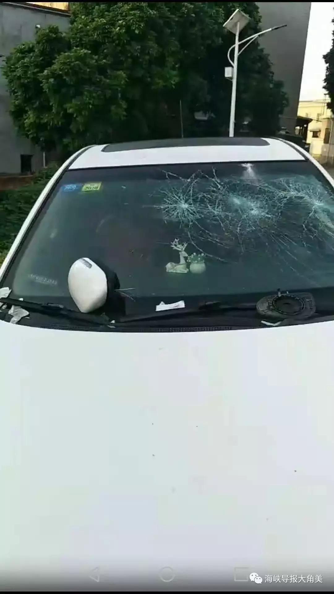 事发角美，小车停路边，被同一人连砸两次