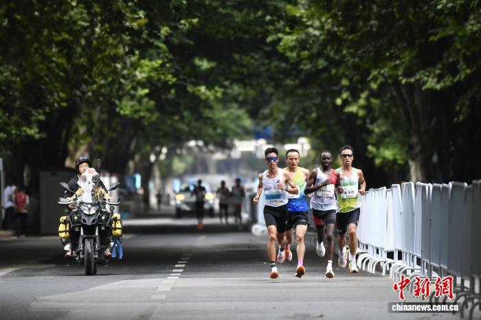 海内外3.2万人三伏天“中国凉都”跑马！“赛季”迎来避暑旅游热