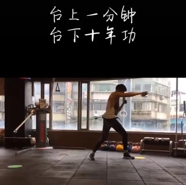 演《小娘惹》前不被看好，亲爹荒谬二妻住一屋，寇家瑞想活出自己