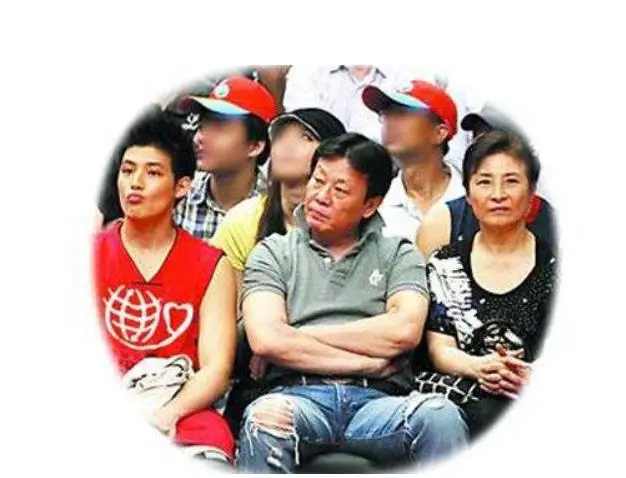 演《小娘惹》前不被看好，亲爹荒谬二妻住一屋，寇家瑞想活出自己