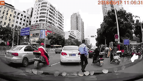 交警“碰瓷执法”？把人都看懵了｜真不是段子，结……