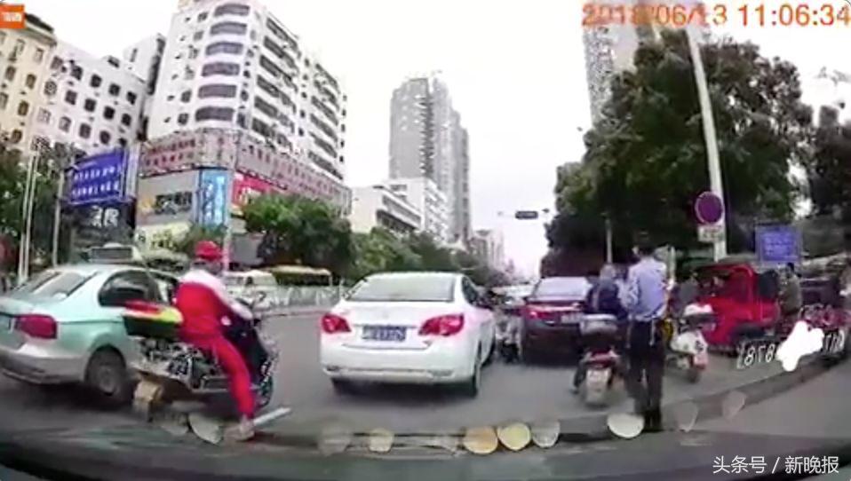 交警“碰瓷执法”？把人都看懵了｜真不是段子，结……