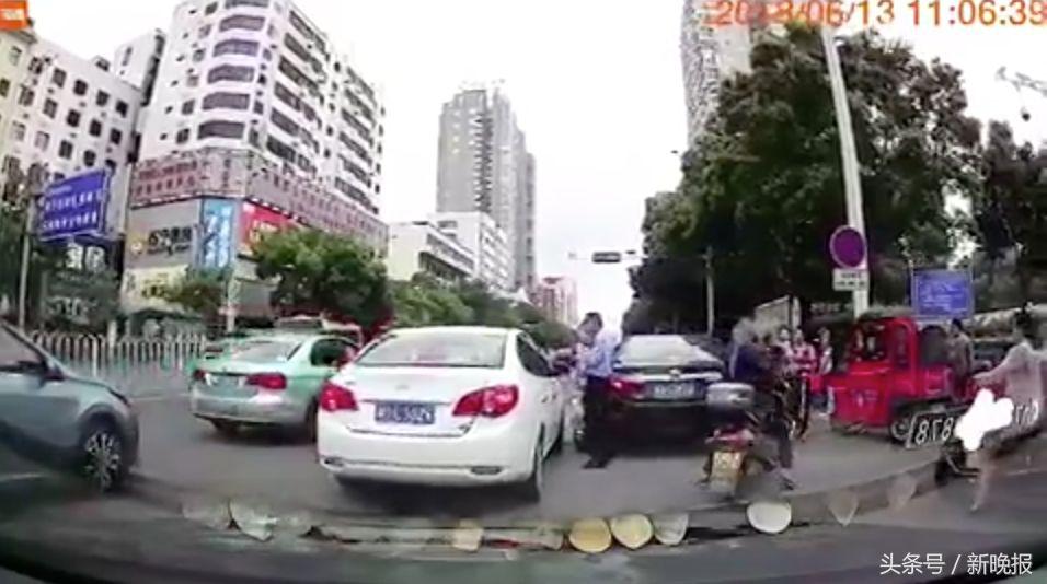 交警“碰瓷执法”？把人都看懵了｜真不是段子，结……