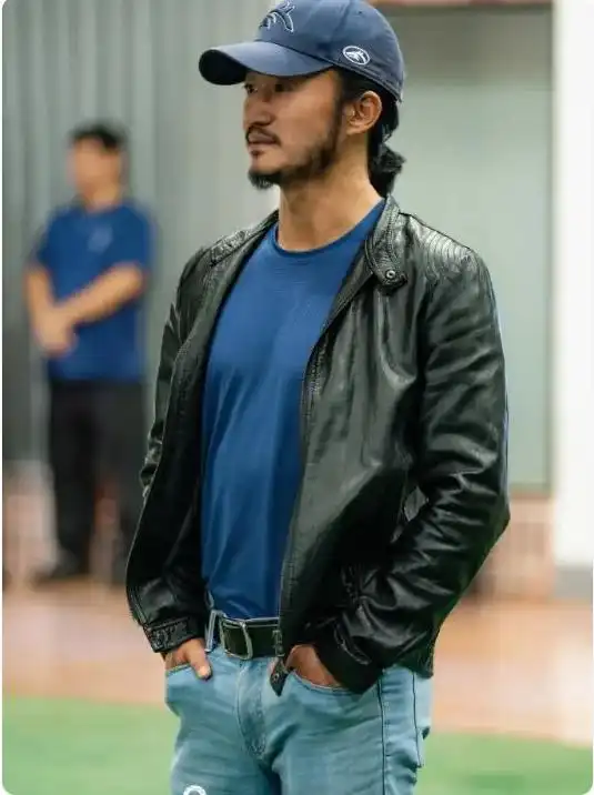 50岁吴京被偶遇，身形高大如180cm，面容沧桑皱纹如树皮老太快