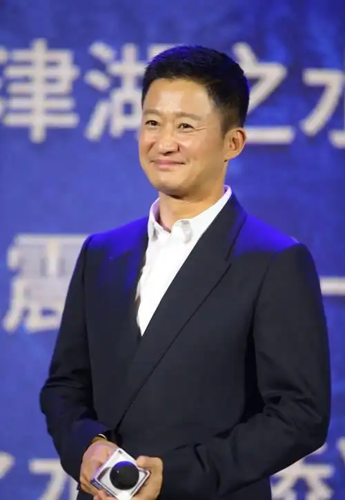 50岁吴京被偶遇，身形高大如180cm，面容沧桑皱纹如树皮老太快
