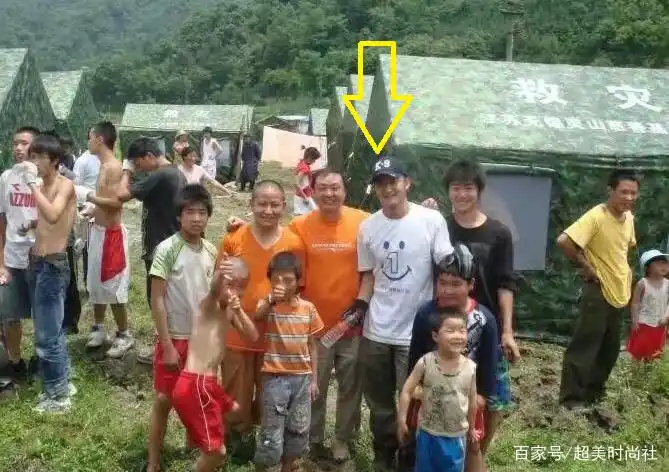 47岁吴京旧照罕见曝光！穿白T恤搬货不怕苦，爱国举动获网友力赞