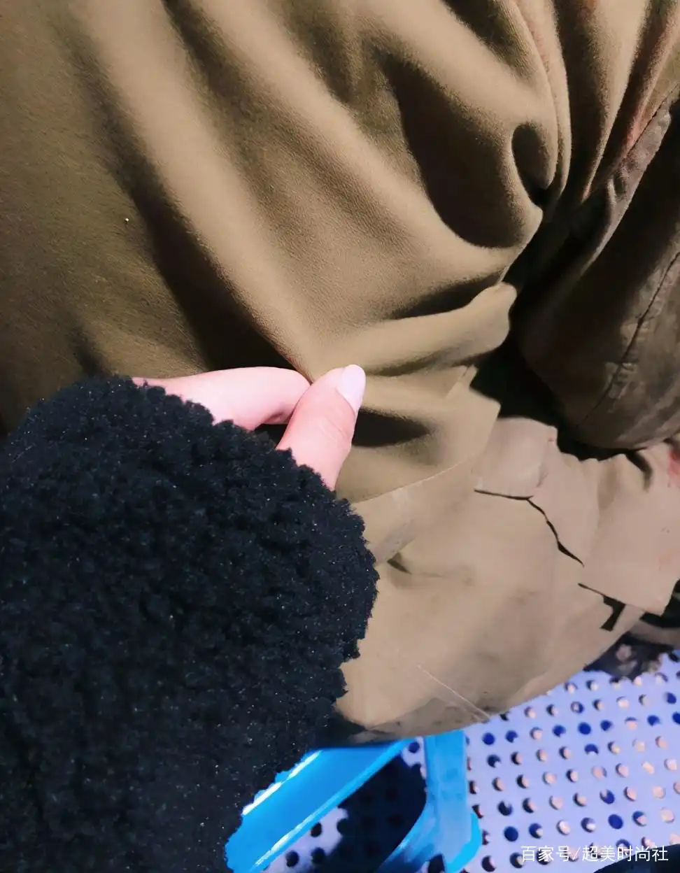 47岁吴京旧照罕见曝光！穿白T恤搬货不怕苦，爱国举动获网友力赞