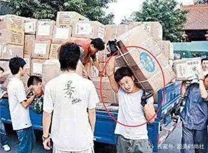 47岁吴京旧照罕见曝光！穿白T恤搬货不怕苦，爱国举动获网友力赞