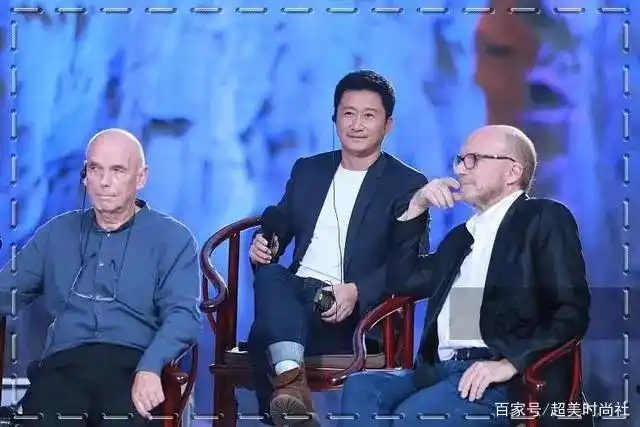 47岁吴京旧照罕见曝光！穿白T恤搬货不怕苦，爱国举动获网友力赞