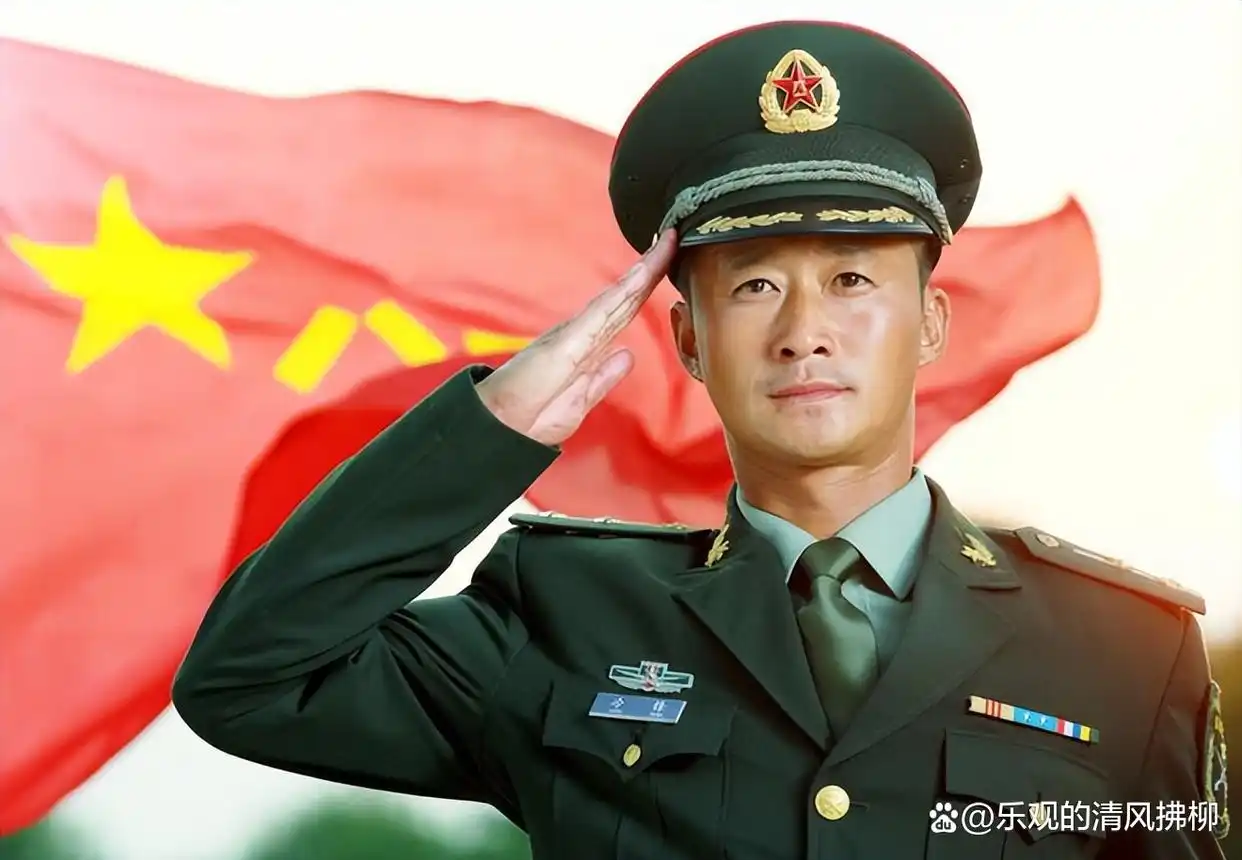演员吴京八一节晒军装照，却遭网络大v质疑：不是军人别乱穿